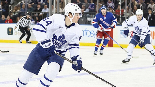 David K�mpf (64) v barv�ch Toronto Maple Leafs b�hem z�pasu z�kladn� ��sti NHL v Madison Square Garden, domov� New York Rangers.