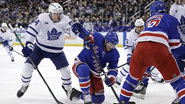 J.T. Miller z Rangers (8) bojuje o puk s �esk�m hokejistou Davidem K�mpfem (64) v barv�ch Toronto Maple Leafs.