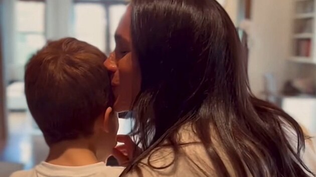 Princ Archie na videu z peen vvodkyn Meghan (7. bezna 2025)