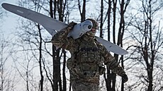 P�íslu�ník ukrajinské 14. úto�né brigády �ervona Kalyna s pr�zkumným dronem...