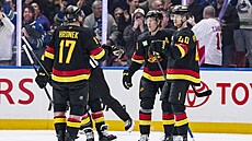 Hokejisté Vancouveru oslavují gól v utkání proti Minnesot�.