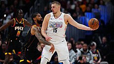 Nick Richards z Phoenixu se sna�í ubránit Nikolu Joki�e z Denveru.