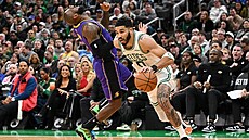 LeBron James (vlevo) odpadává po st�etu s Jaysonem Tatumem.