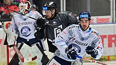 Vítkovický Martin Hanzl (vpravo) v prvním souboji p�edkola play off na led�...