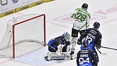 Nick Malík v brance Plzn� inkasuje gól od Alexe Lintuniemiho (není v záb�ru)  z...