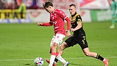 Filip ancl (vlevo) z Pardubic a Jií Boula z Ostravy v souboji o mí.