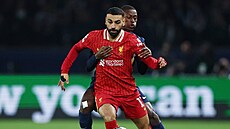 Mohamed Salah z Liverpoolu si kryje mí ped Nunem Mendesem z Paíe.