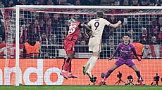 Harry Kane z Bayernu tísnný Nordim Mukielem z Leverkusenu pekonává Matje...