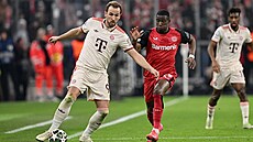Harry Kane z Bayernu si hlídá mí�, dotírá na n�j Nordi Mukiele z Leverkusenu.