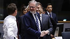 Francouzský prezident Emmanuel Macron (uprost�ed vpravo) hovo�í s Petrem Fialou...