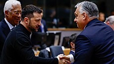 Ukrajinský prezident Volodymyr Zelenskyj si podává ruku s ma�arským premiérem...