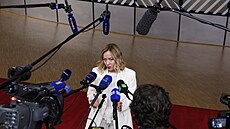 Italská premiérka Giorgia Meloniová hovo�í s médii b�hem summitu EU v budov�...