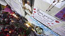 Svíčky za papeže Františka jsou vidět před poliklinikou Agostino Gemelli v...