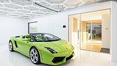 Tak dokonale �istou gará� jen tak neuvidíte, automobilový skvost v ní opravdu...