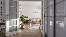 Byt ve funkcionalistickém dom� má p�vodní dve�e i parkety.