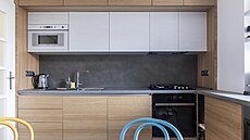 Na míru navr�ená kuchy�ská linka má dví�ka z dubové dýhy, pracovní plocha a...