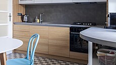 Na míru navr�ená kuchy�ská linka má dví�ka z dubové dýhy, pracovní plocha a...