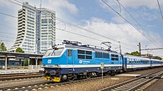 Lokomotiva v korporátním stylu �eských drah ozna�ovaném jako �Najbrt�.