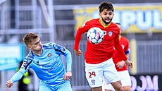 Patrik �itný ze Zbrojovky Brno (vpravo) b�hem druholigového zápasu proti...