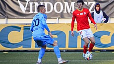Luca Kubr ze Zbrojovky Brno (vpravo) bhem druholigového zápasu proti Chrudimi....