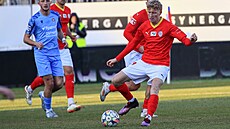 Tadeá� Vachou�ek ze Zbrojovky Brno (vpravo) b�hem druholigového zápasu proti...