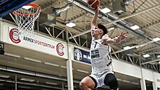 Brnnský basketbalista Milan Stránl bhem soute Slam Dunk Contest v rámci...