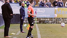 Ale� Majer, trenér fotbalist� Vla�imi (uprost�ed), sleduje hru b�hem...