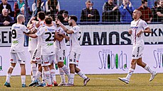 Fotbalisté Lín se radují z gólu do sít z Vlaimi bhem druholigového utkání,...
