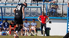 Zklamání na lavice fotbalist Vykova bhem druholigového zápasu proti béku...