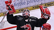 Tinecký branká Ondej Kacetl se raduje z výhry nad Pardubicemi.