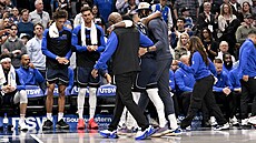 Zran�ný Kyrie Irving opou�tí palubovku i za pomoci jiné marodící opory Dallas...