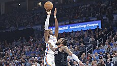 Shai Gilgeous-Alexander z Oklahoma City Thunder st�ílí v zápase s Houston...