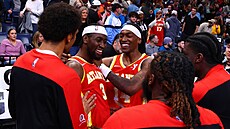 Caris LeVert (3) slaví se spoluhrá�i z Atlanta Hawks výhru nad Memphis...