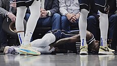 Zran�ný Kyrie Irving z�stává le�et na palubovce.