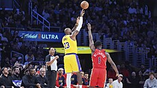 LeBron James st�ílí za t�i body p�es Ziona Williamsona a p�ekonává tak milník...