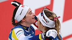 Vít�zná Ebba Anderssonová ze �védska objímá Therese Johaugovou z Norska po...