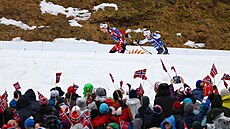 Therese Johaugová z Norska a Ebba Anderssonová ze �védska bojují o prvenství v...