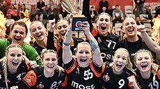 Mostecké házenká�ky slaví výhru ve finále �eského poháru nad Kyn�vartem.