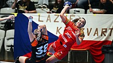 Valerie Smetková z Mostu brání Katku Dresslerovouv z Kyn�vartu ve finále...