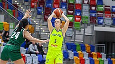 Teja Oblaková z USK Praha p�ihrává v zápase s Ostravou.