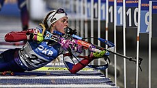 Markéta Davidová se rovná na střelnici během sprintu v Novém Městě na Moravě.