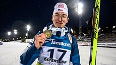 Biatlonista Petr Hák s medailí ze sprintu na juniorském MS v Östersundu.