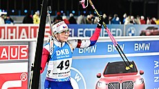Tereza Voborníková zdraví fanoušky po sprintu v Novém Městě na Moravě.