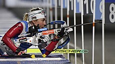 Tereza Voborníková na střelnici během sprintu v Novém Městě na Moravě.