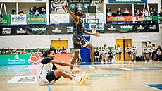 Lesley Varner (vlevo) sout�í v 1on1 Challenge v rámci Utkání hv�zd NBL.