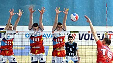 Ostravtí volejbalisté Jakub Chwastyk, Wojciech Dudzik a Michal Grzyb blokují...