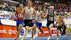 Michal Desenský bojuje na t�etí pozici ve �tafetovém závod� na 4x400 metr� na...
