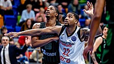 Desi Rodriguez z Nanterre 92 a Nighael Ceaser z Nymburka bojují o mí� v zápase...