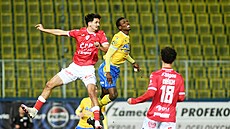 Pardubický David �imek a teplický Abdallah Gning svádí souboj o mí�.