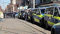 Policisté poblí místa nehody po vjetí auta do davu lidí v nmeckém Mannheimu....